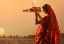 छठको मुख्य दिन : अस्ताउँदो सूर्यलाई विधिपूर्वक अघ्र्य दिइँदै