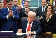 रष्ट्रपति ट्रम्पद्वारा ४३ दिनको शटडाउन अन्त्य गर्दै सरकारी कोष विधेयकमा हस्ताक्षर