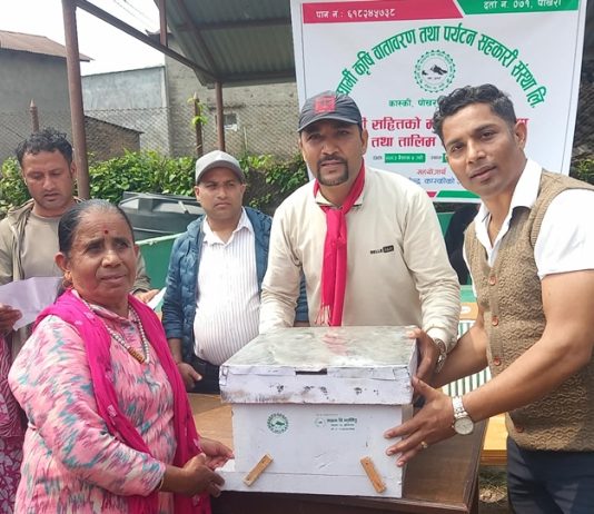 सहकारीका शेयर सदस्यलाई मौरी घार वितरण