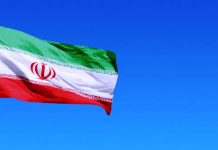 अमेरिकी सैनिकलाई कारबाहि गर्न राष्ट्रसङ्घलाई इरानको आग्रह संयुक्त राष्ट्रका लागि इरानी राजदूत अमिर सइद इरवानीले अमेरिकी सैनिकले इरानी सार्वभौमसत्ताको उल्लङ्घन गरेको विषयको निन्दा गर्दै संयुक्त राष्ट्रसङ्घलाई अमेरिकी सैनिकलाई कारबाही गर्न आग्रह गर्नु भएको छ । संयुक्त राष्ट्रसङ्घका महासचिव एन्टोनियो गुटेरेस र संयुक्त राष्ट्रसङ्घको सुरक्षा परिषद्का अध्यक्षलाई पठाएको पत्रमा इरवानीले अमेरिकाको कदमलाई क्षेत्रीय र अन्तर्राष्ट्रिय शान्ति र सुरक्षालाई खतरामा पार्ने आक्रमक कार्य भन्दै निन्दा गर्नु भएको छ । सैनिक नाकाबंदी लागू गर्नु इस्लामिक गणतन्त्र इरानको सार्वभौमिकता र क्षेत्रीय अखण्डताको घोर उल्लङ्घन भएको उहाँले बताउनु भएको छ । गत अप्रिल –१२ मा युएस सेन्ट्रल कमान्ड (सेन्टकम) द्वारा सार्वजनिक रूपमा सैनिक आतंकवादको घोषणा गरिएको थियो । उहाँले अमेरिकाले संयुक्त राष्ट्रको बडापत्रको धारा– २, अनुच्छेद ४ को उल्लङ्घन गर्दै आतंकवाद घोषणा गरेको बताउनु भएको छ । उहाँले अवैध नाकाबंदीले समुद्र सम्बन्धि अन्तर्राष्ट्रिय कानूनको उल्लङ्घन गरेको बताउनु भएको छ । इरानी बन्दरगाहहरूमा आउने र जाने समुद्री यातायात रोक्ने प्रयास गरेर, अमेरिकाले इरानको सार्वभौम अधिकारको प्रयोगमा हस्तक्षेप गरिरहेको र अन्तर्राष्ट्रिय कानून अनुसार तेस्रो राज्यहरूको अधिकार र वैध समुद्री व्यापारको उल्लङ्घन गरिरहेको पत्रमा उल्लेख गरिएको छ । इरानले अमेरिकाको अवैध कार्यलाई अस्वीकार र निन्दा गर्दै आफ्नो सार्वभौमिकता, क्षेत्रीय अखण्डता र राष्ट्रिय हितहरूको रक्षा गर्न आवश्यक उपायहरू गर्ने आफ्नो “अन्तर्निहित अधिकार“ राख्ने बताएको छ ।