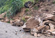 पहिरोले बेँसीसहर-चामे सडक अवरुद्ध