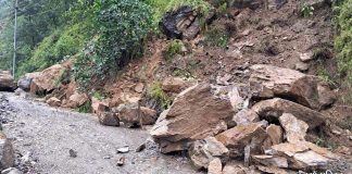 पहिरोले बेँसीसहर-चामे सडक अवरुद्ध