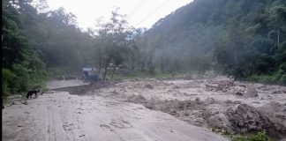 मोदी खोलाले सडक बगाउँदा घान्द्रुकमा पर्यटक अलपत्र