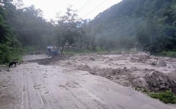 मोदी खोलाले सडक बगाउँदा घान्द्रुकमा पर्यटक अलपत्र