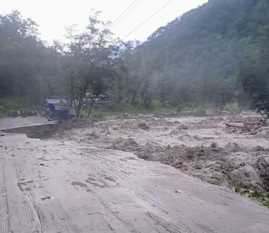 मोदी खोलाले सडक बगाउँदा घान्द्रुकमा पर्यटक अलपत्र