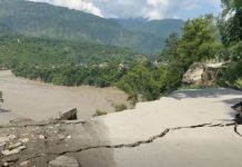 कृष्णभीरमा १०० मिटर सडक भासिएपछि वैकल्पिक मार्गको खोजी, राजधानीसँगको सम्पर्क प्रभावित