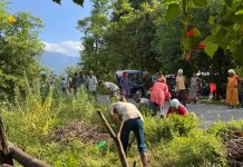 आफ्नो गाउँ सफा गर्न आफैँ जुटे युवा