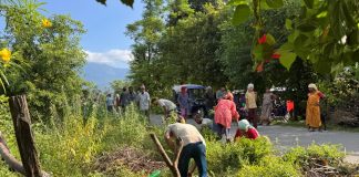 आफ्नो गाउँ सफा गर्न आफैँ जुटे युवा
