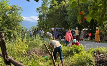 आफ्नो गाउँ सफा गर्न आफैँ जुटे युवा