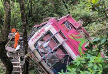 पाेखरामा स्कुल बस दुर्घटना-५ को मृत्यु, १४ घाइते