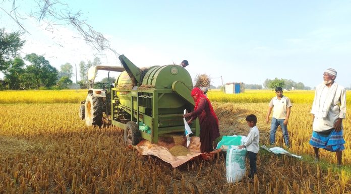 ‘थ्रेसर मेसिन’सञ्चालन गरेर गाउँमै स्वरोजगार