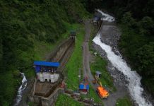 म्याग्दी, १६ असोज। बाँधमा बाढी पसेपछि म्याग्दीको अन्नपूर्ण गाउँपालिका–४ नारच्याङमा रहेको रेलेखोला जलविद्युत् आयोजना बन्द भएको छ । ह्युम कन्सल्ट प्राली प्रवर्द्धक रहेको छ मेगावाट क्षमताको आयोजनाको रेलेखर्कको फेदीस्थित बाँधमा बाढी पसेर क्षति पुगेपछि विद्युत् उत्पादन पूर्ण रुपमा बन्द भएको हो । आयोजना प्रमुख दार्शनिक काफ्लेका अनुसार यही असोज ८ देखि ११ गतेको झरी र बाढी पहिरोका कारण विद्युत् उत्पादन पूर्ण रुपमा बन्द भएको हो । रेलेखर्क क्षेत्रमा पहिरो गई रेलेखोलामा बाढीको सतह बढेर आउँदा बाँधमा थुप्रिएको छ । भौगोलिक रुपमा दुर्गम र विकट क्षेत्रमा रहेको बाँध स्थलसम्म पुग्ने पहुँचमार्ग पनि पहिरोका कारण अवरुद्ध भएकाले बाढी पन्छाएर आयोजना सञ्चालन गराउन समस्या भएको छ । बाँधका भौतिक संरचना क्षति भएको छ । आयोजनाले विद्युत् बिक्री गर्न नपाउँदा नोक्सानी भएको छ । गत वर्ष निर्माण सम्पन्न भएको आयोजनाको विद्युत् २२० केभी क्षमताको दाना सवस्टेशनमार्फत केन्द्रीय प्रणालीमा आबद्ध भएको छ । कालीगण्डकीको बाढी, पहिरोले प्रसारण लाइनको टावर बगाउने र तार चुँडाएर क्षति पुर्याएको छ ।